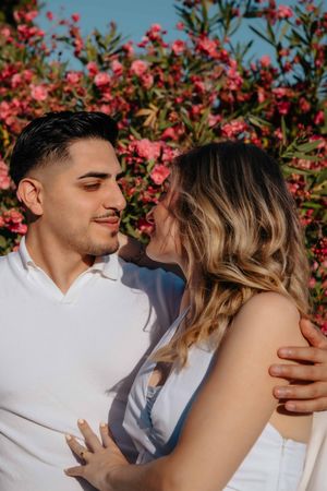 Natural couple portraits with Barcelona skyline from Montjuïc