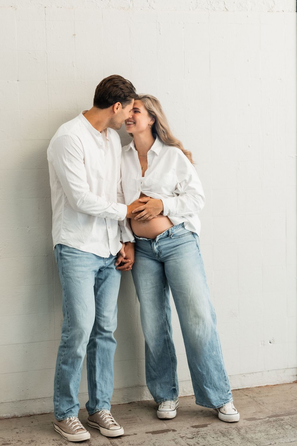 Aanstaand stel samen tijdens een spontane zwangerschapsfotoshoot