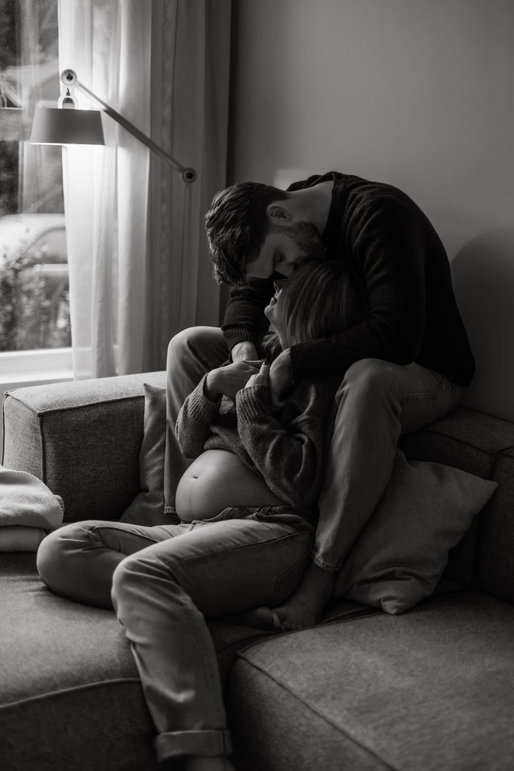 Intiem moment van aanstaande ouders tijdens een zwangerschapsshoot thuis