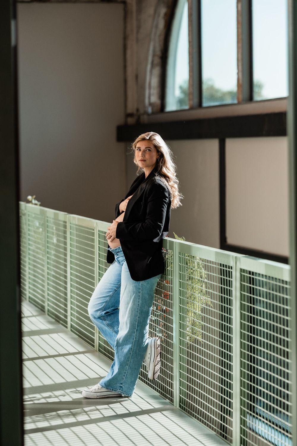 Zwangere vrouw tijdens een moderne lifestyle zwangerschapsshoot