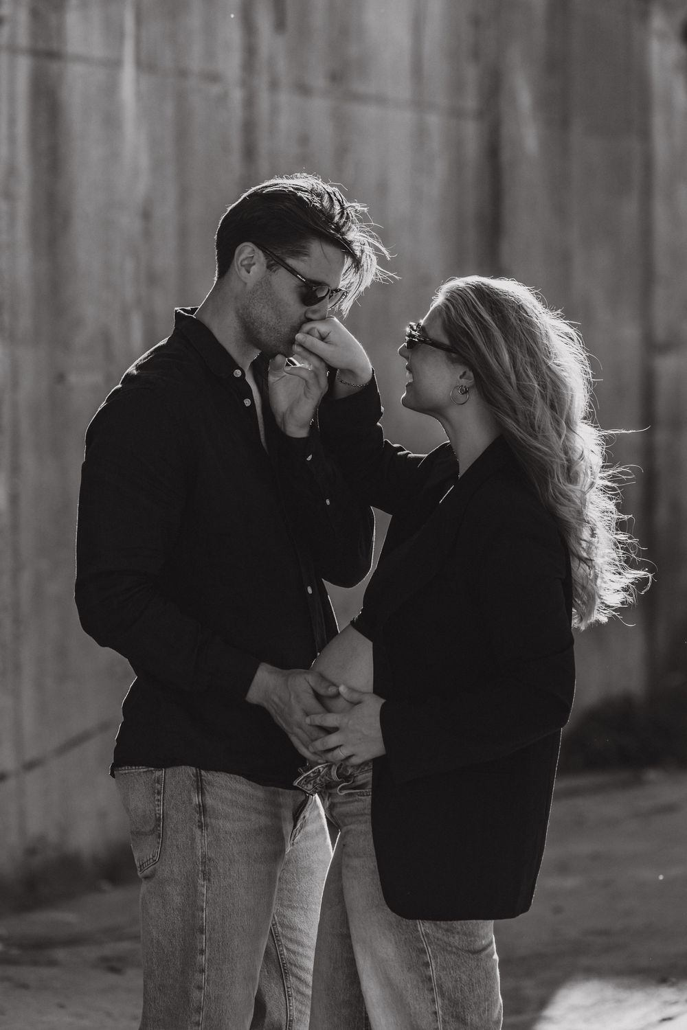 Aanstaande ouders samen tijdens zwangerschapsfotografie in de buitenlucht
