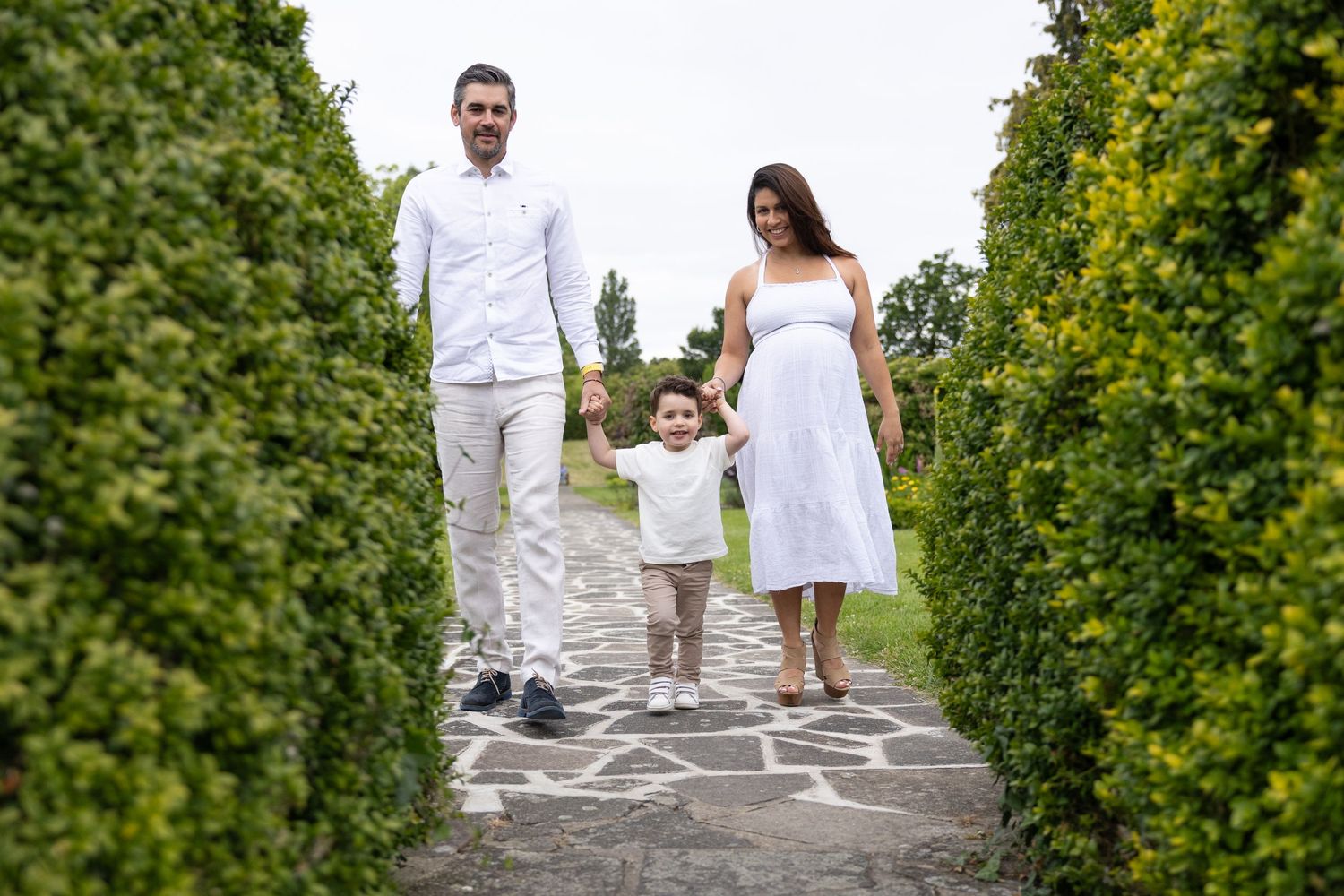 relaxed and fun family outdoor photoshoot