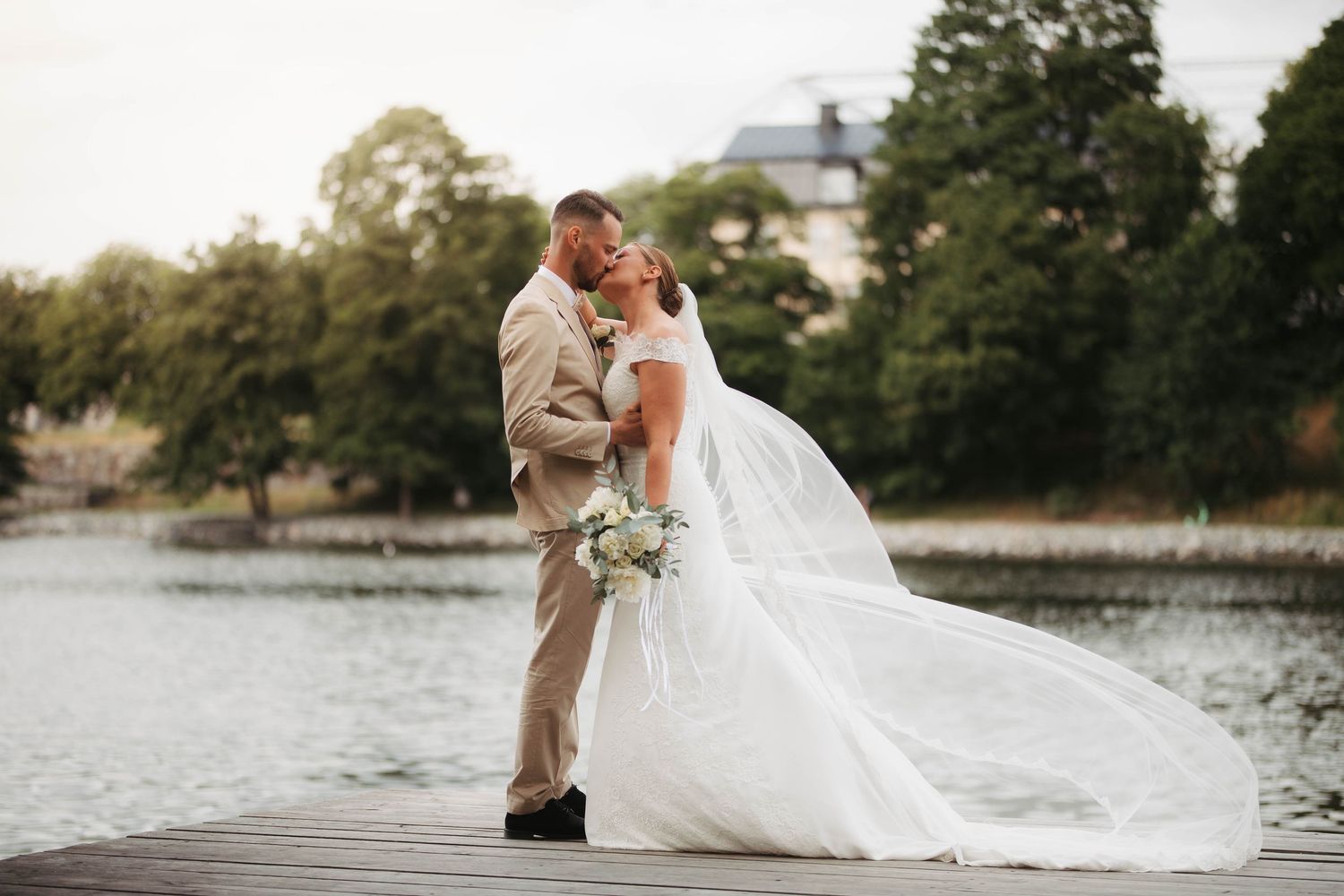 Brudpar vid rosendals trädgård på djurgården i stockholm