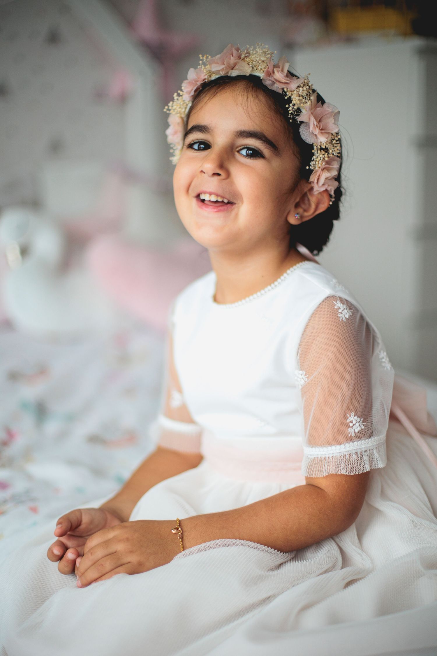 Fotografia de uma menina no dia do seu batizado.