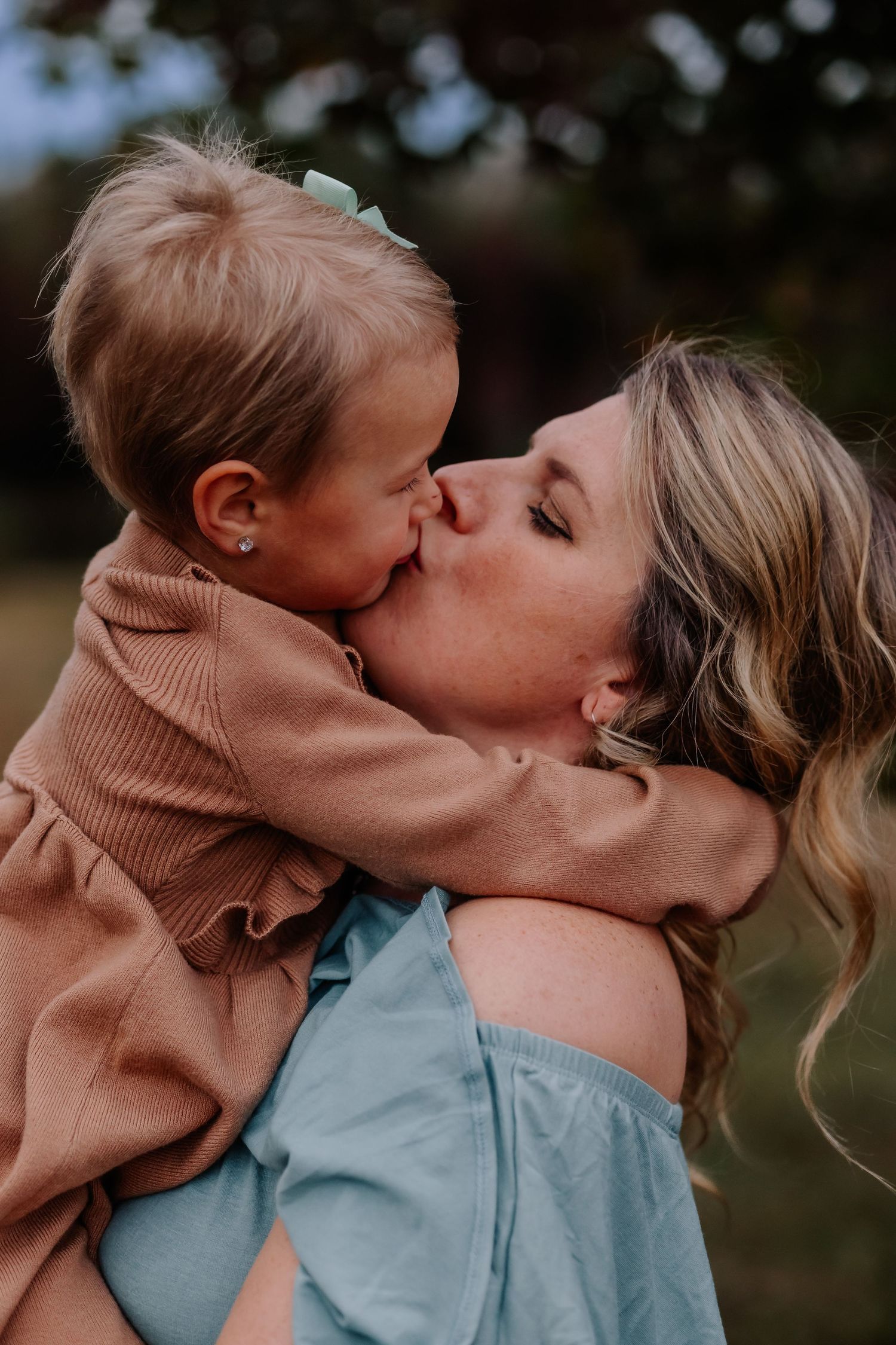 Kisses for mom with this Vilonia, Arkansas family.

storytelling family photographer Central Arkansas