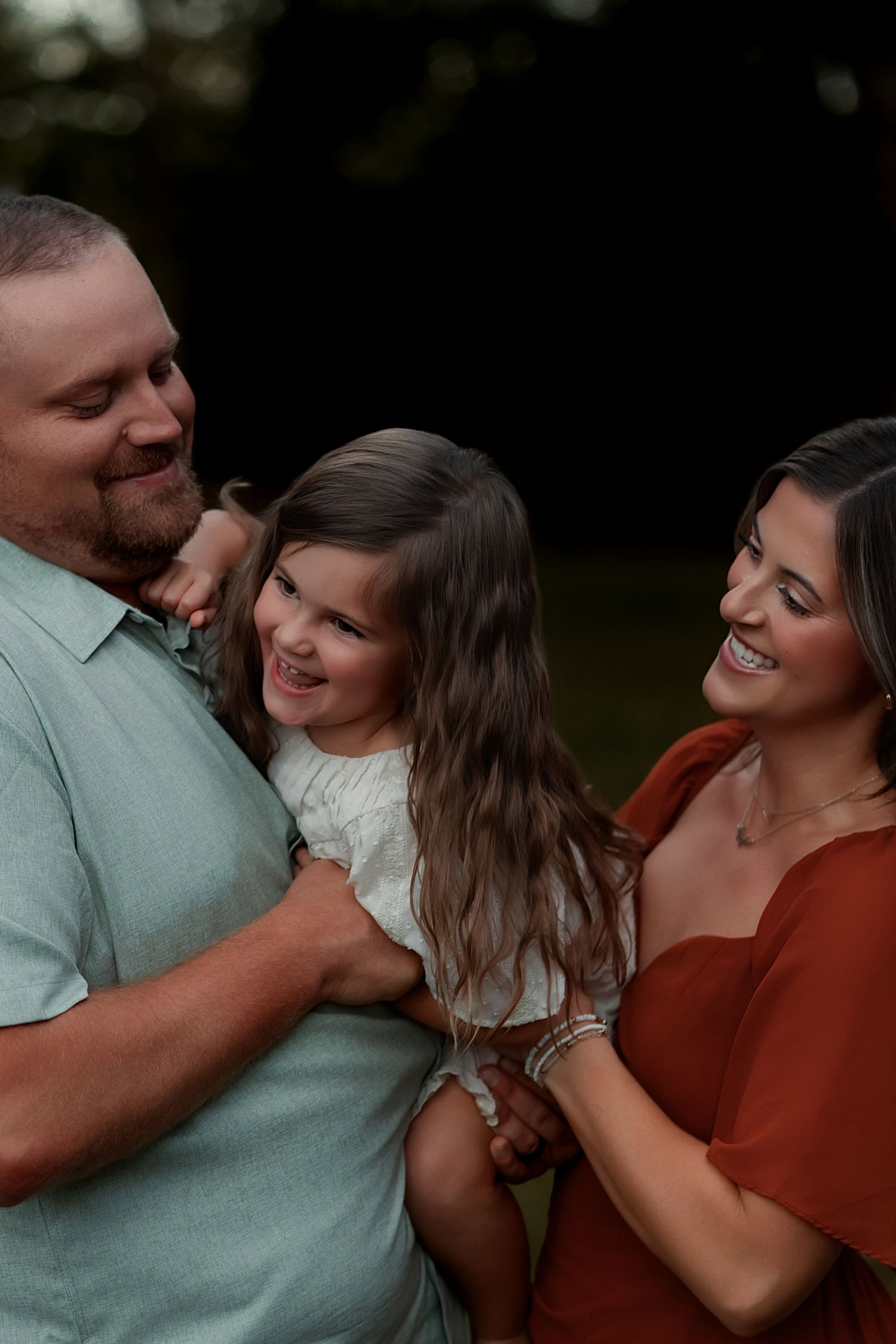 Beebe Arkansas Family pictures in Jacksonville, Arkansas- parents tickling daughter