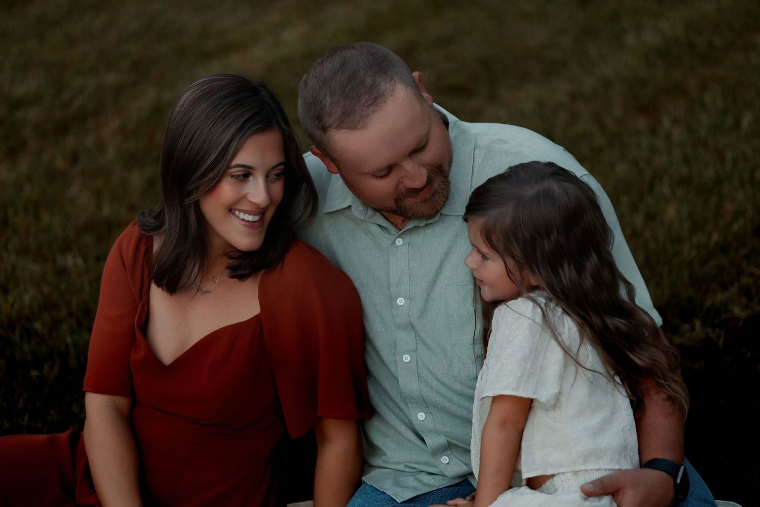Beebe Arkansas Family pictures in Jacksonville, Arkansas- family cuddled together