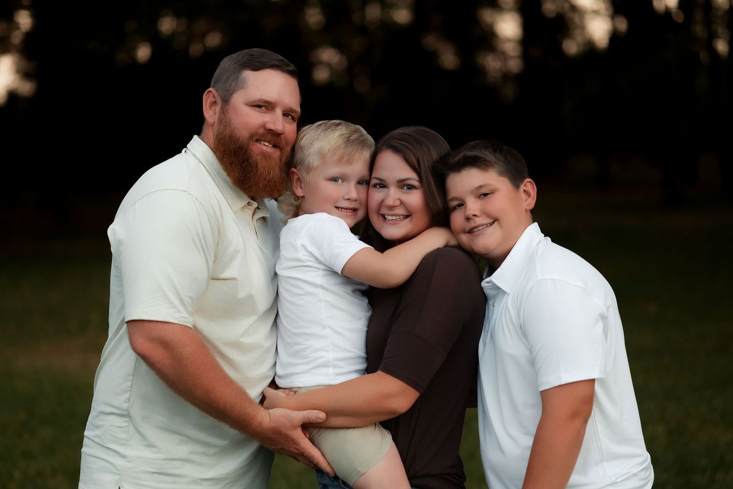 Cabot Arkansas Family pictures in Jacksonville, Arkansas- family snuggled together