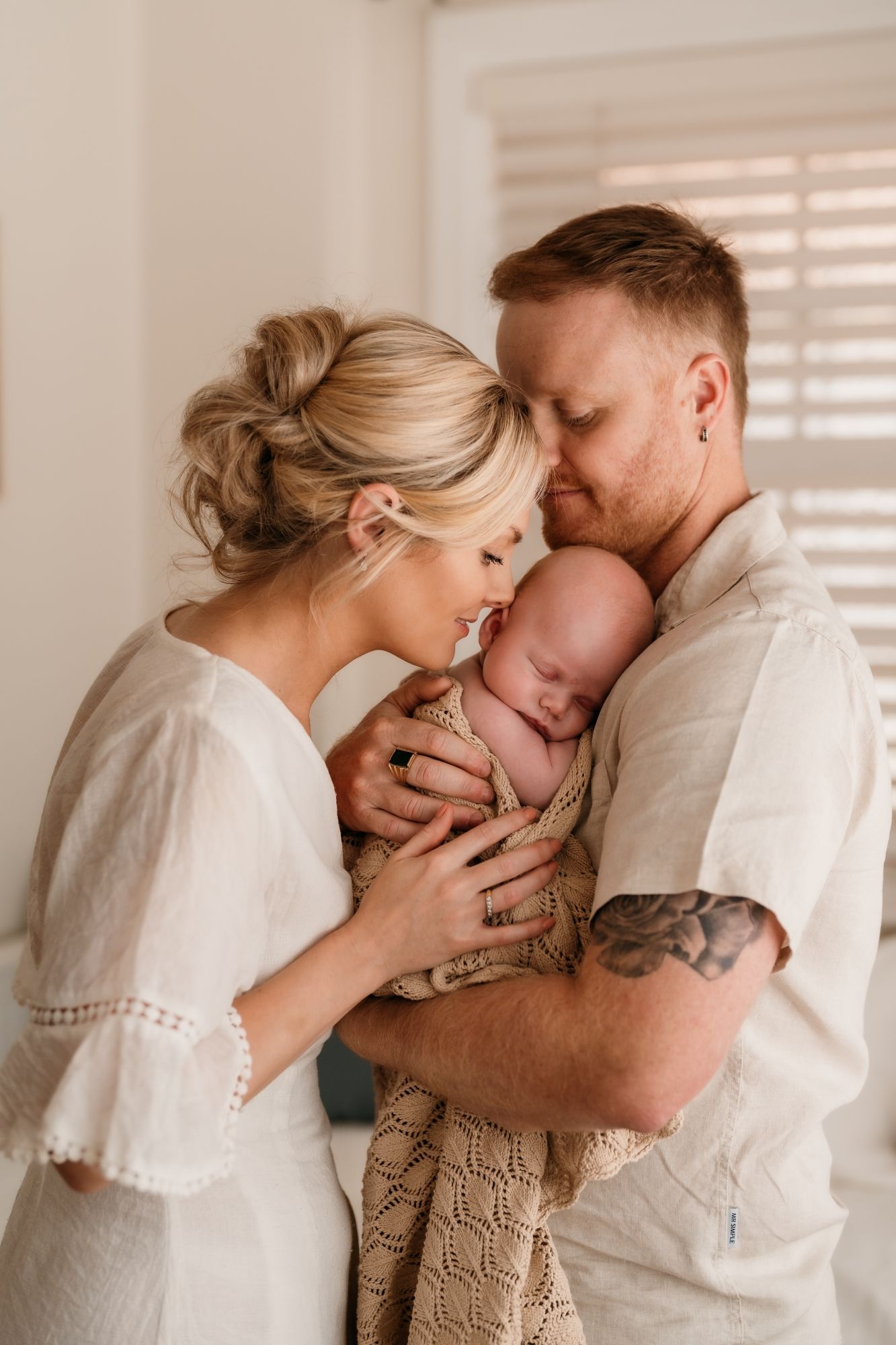 BEST Natural newborn photography in sydney. Cuddly newborn photos with the family. Affordable newborn photos