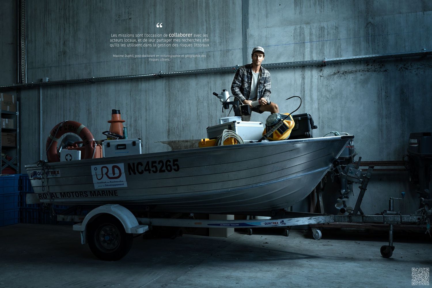 Doctorant dans un bateau dans un hangar, préparant une sortie en mer, éclairage irréel de haut, photographie scientifique conceptuelle