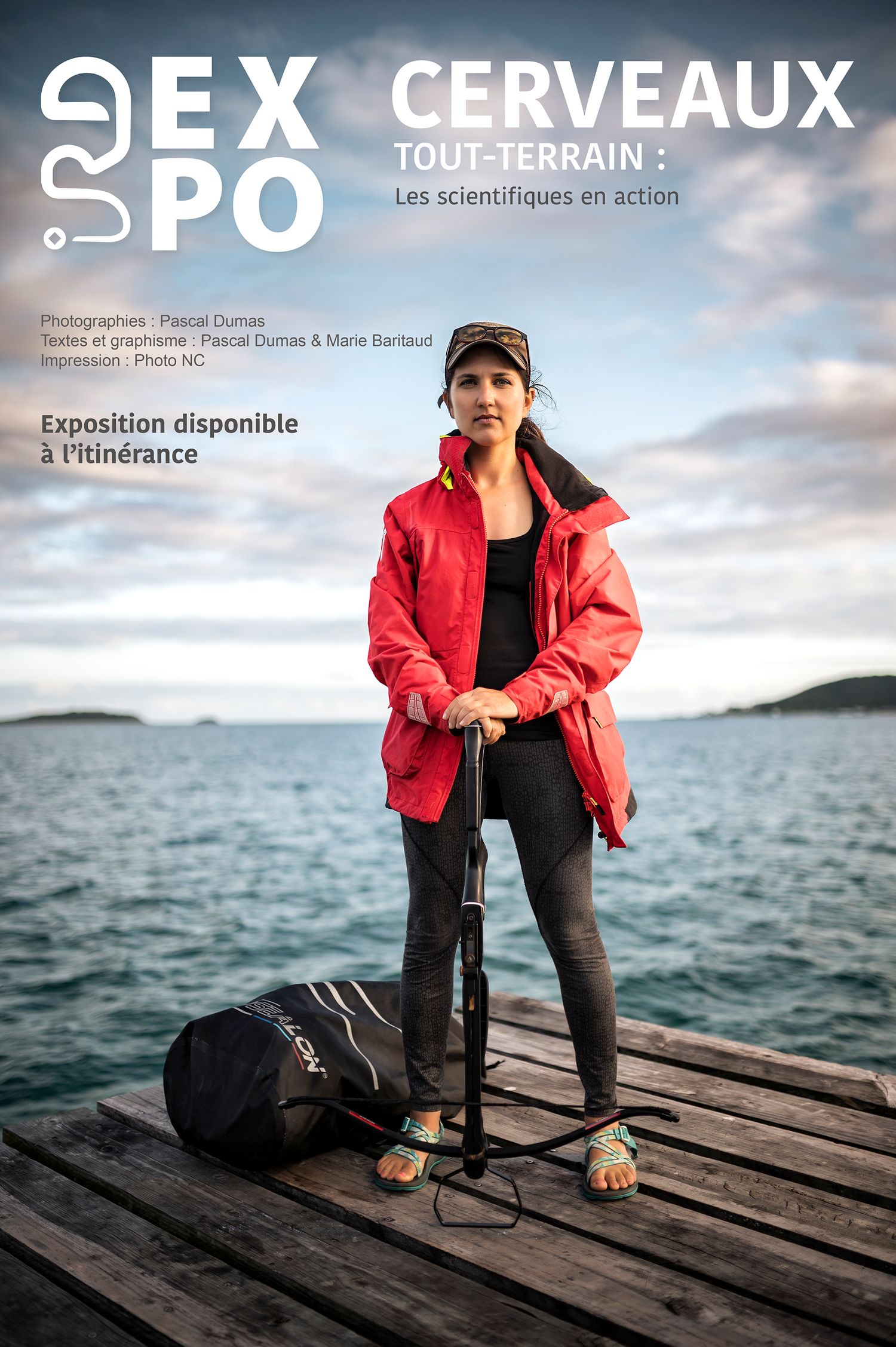 Affiche de l'exposition 2025 "Cerveaux tout-terrain: les scientifiques en action", montrant une scientifique de l'IRD avec une arbalète.