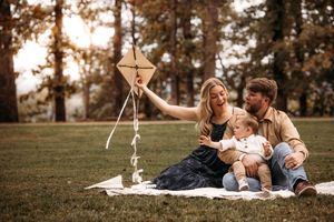 Young family enjoying a picnic and kite flying at a Branson Missouri park for a lifestyle photoshoot.
