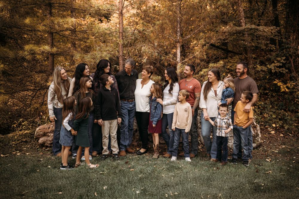 Large multi-generational extended family reunion portrait in the Branson Ozarks.
