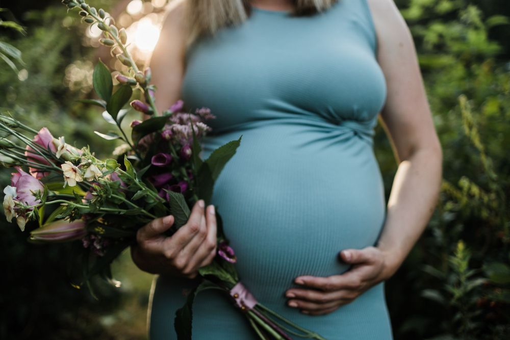 Photographie de maternité avec fleurs