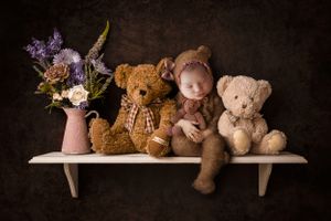 fotografa de bebes en ponce ositos en un tablillero y flores detres photography