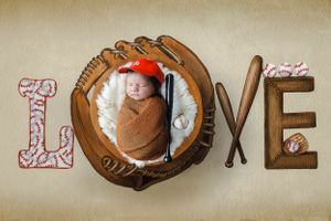 fotografa de newborn en ponce bebe envuelto en tela marron tematica de baseball