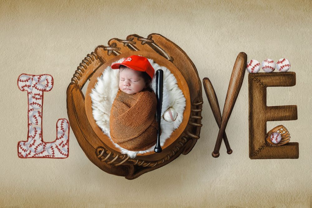 fotografa de newborn en ponce bebe envuelto en tela marron tematica de baseball