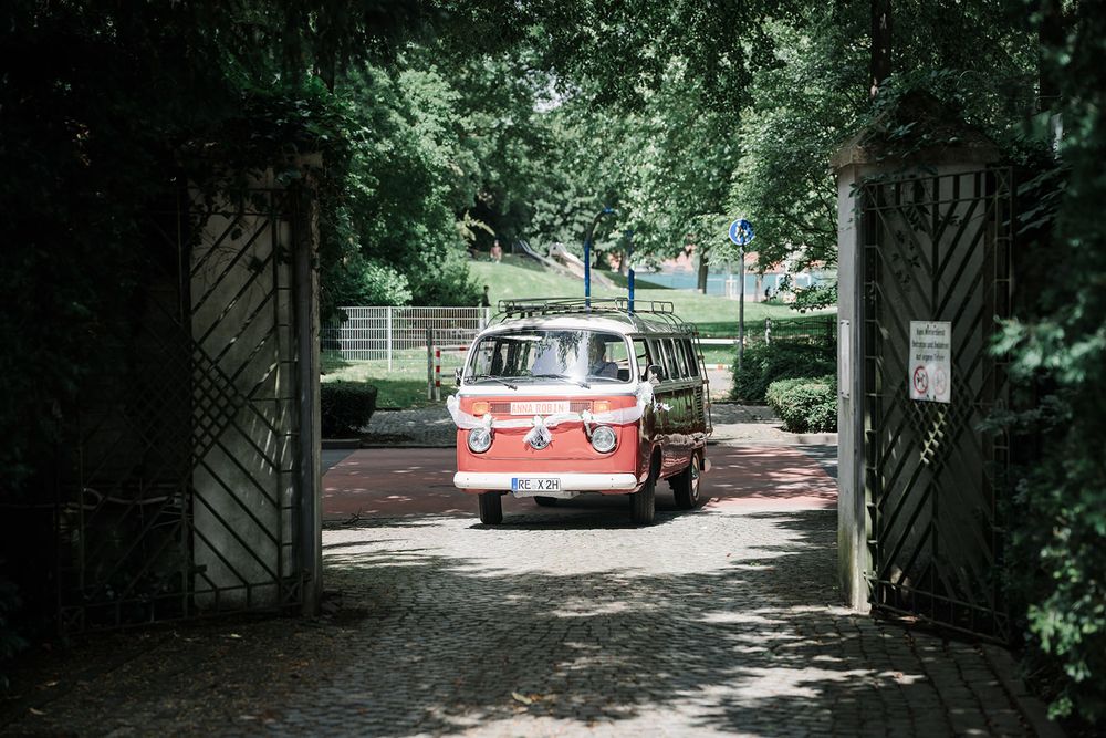 Hochzeitsauto VW Bulli Oldtimer Hochzeitslocation Schloss Styrum in Mülheim