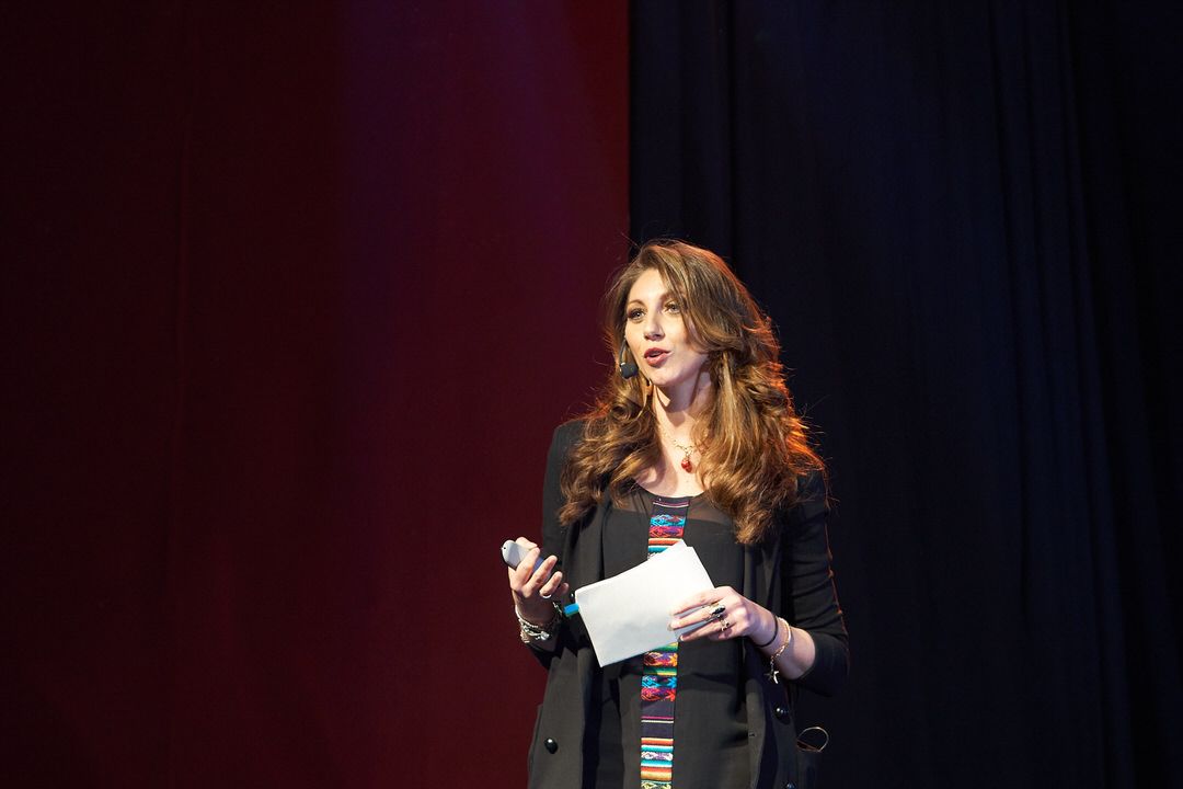Directora en townhall como ponente principal Elena Mana