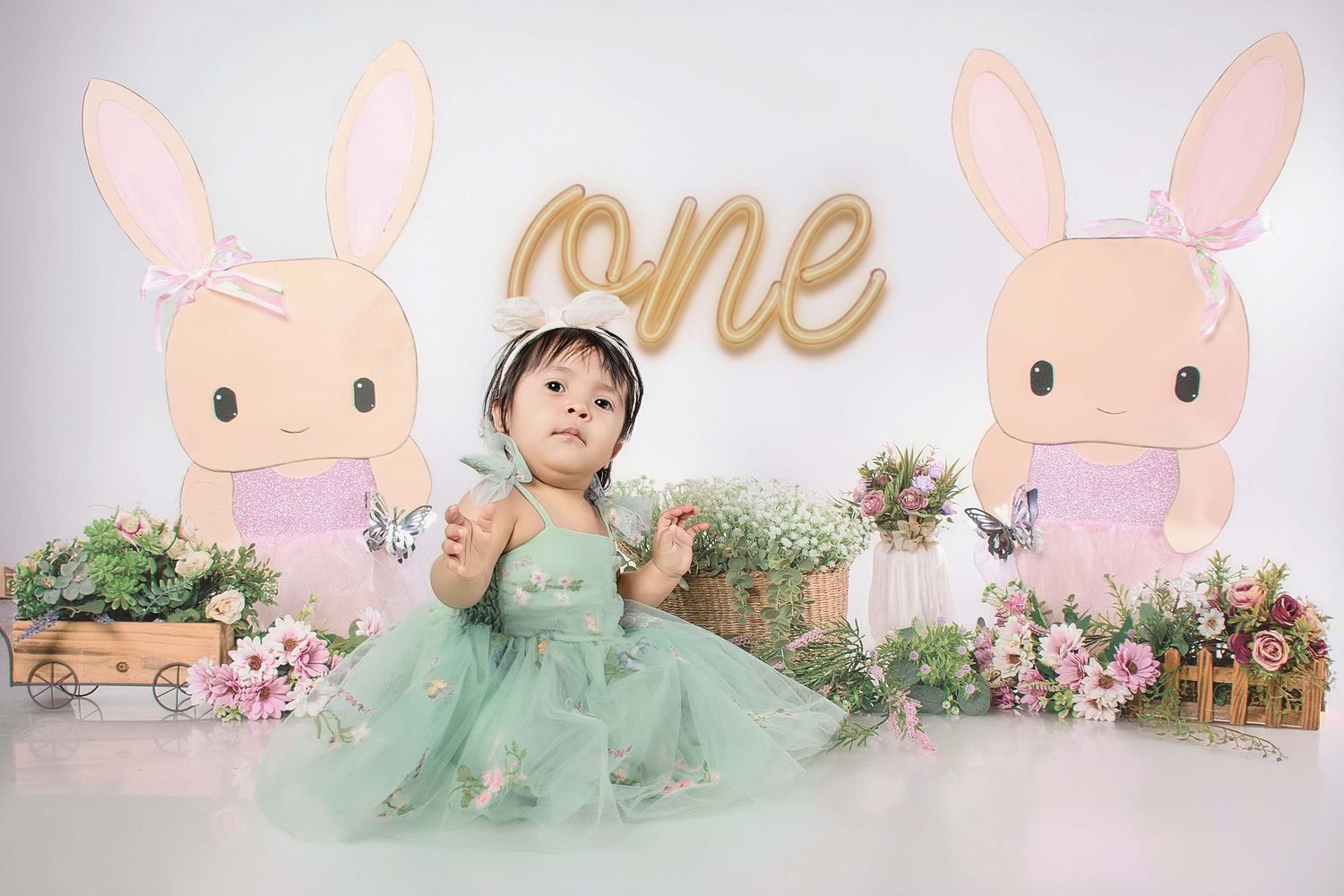 Fotografía Smash Cake en Ciudad de México. Captura momentos divertidos y únicos en estudio con iluminación profesional y diseño conceptual.