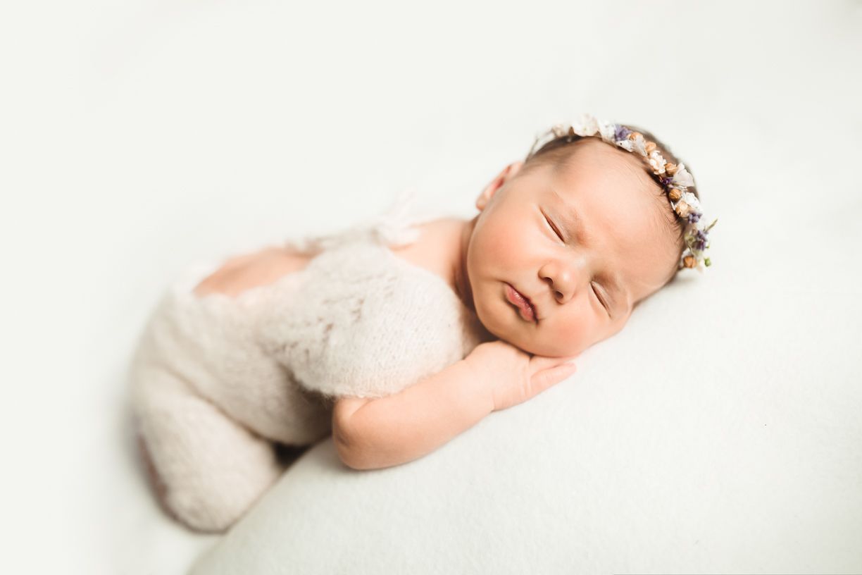 Štylizované newborn fotenie bábätka do 14 dní v ateliéri Bratislava. Bezpečné polohovanie a 10 rokov praxe, fotografka Domi Bobák.