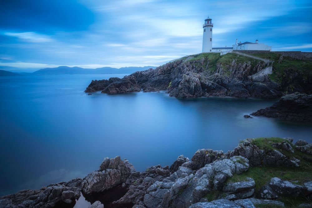 Faro di Fanad Head durante l'ora blu nel Donegal