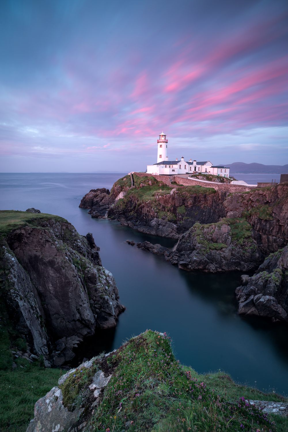 Faro di Fanad Head sulla scogliera al tramonto nel Donegal