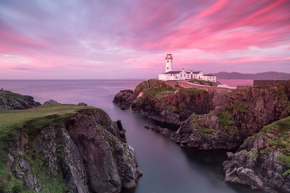 Faro di Fanad Head con cielo al tramonto rosa