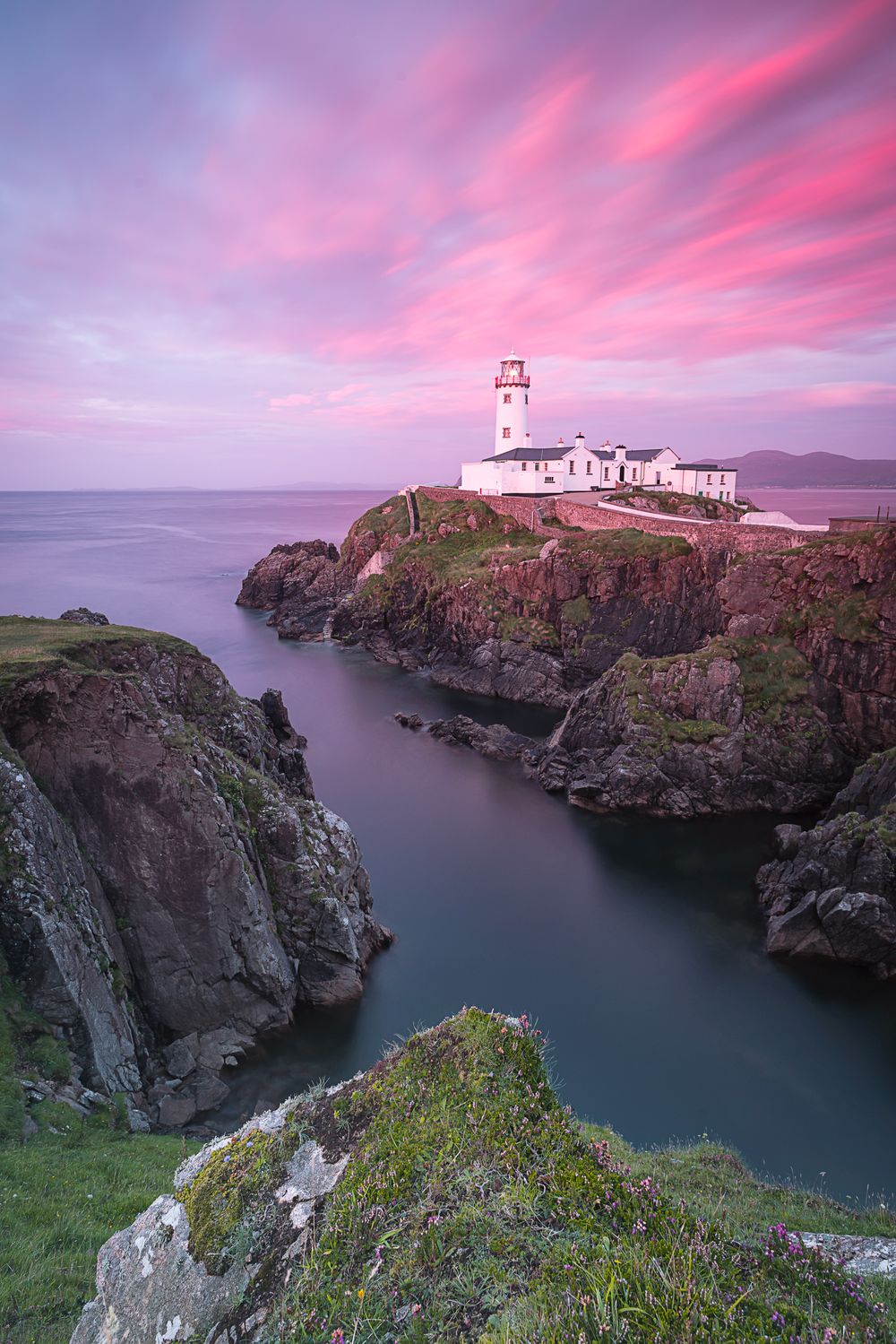Faro di Fanad Head in verticale al tramonto