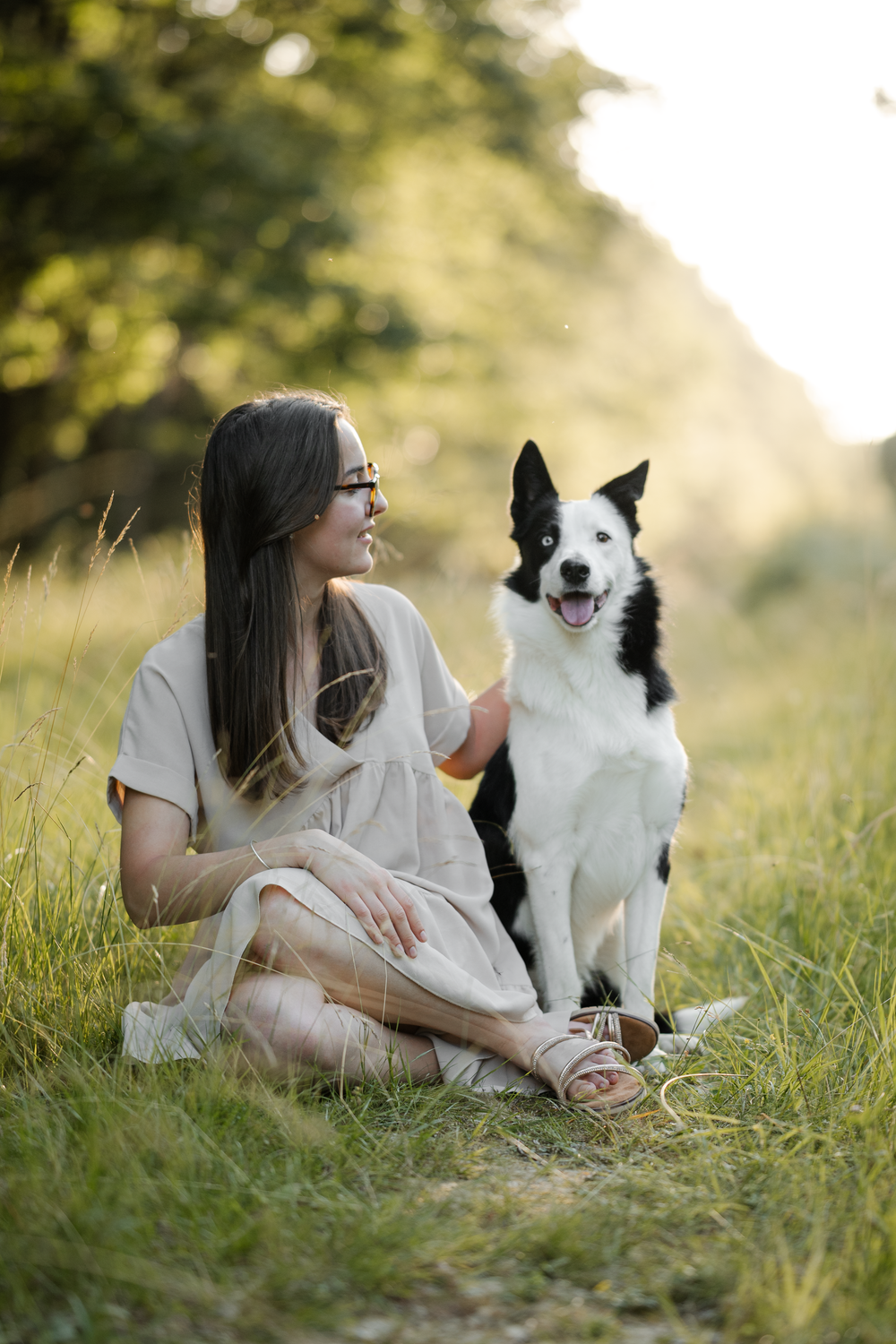 Portrait d'une femme et son chien dans la forêt