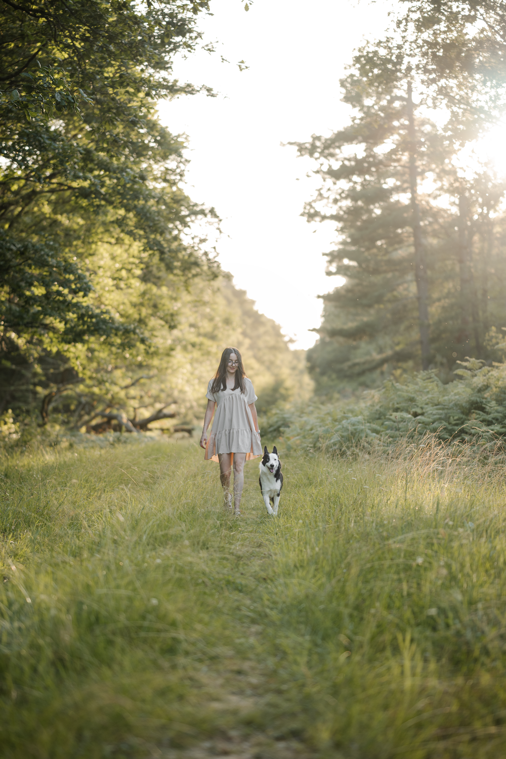 Portrait d'une femme et son chien dans la forêt