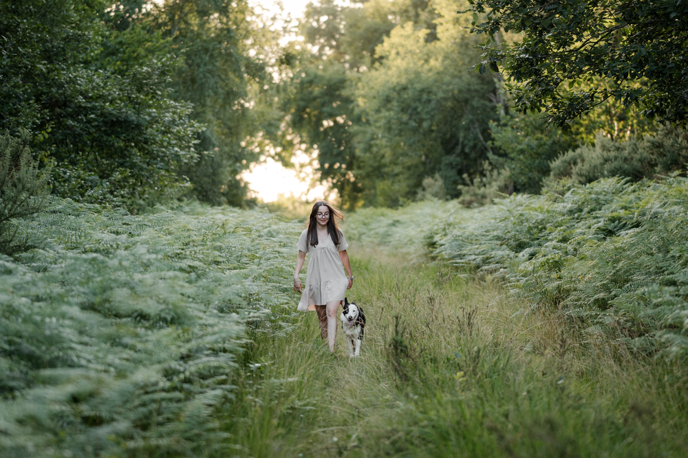 Portrait d'une femme et son chien dans la forêt