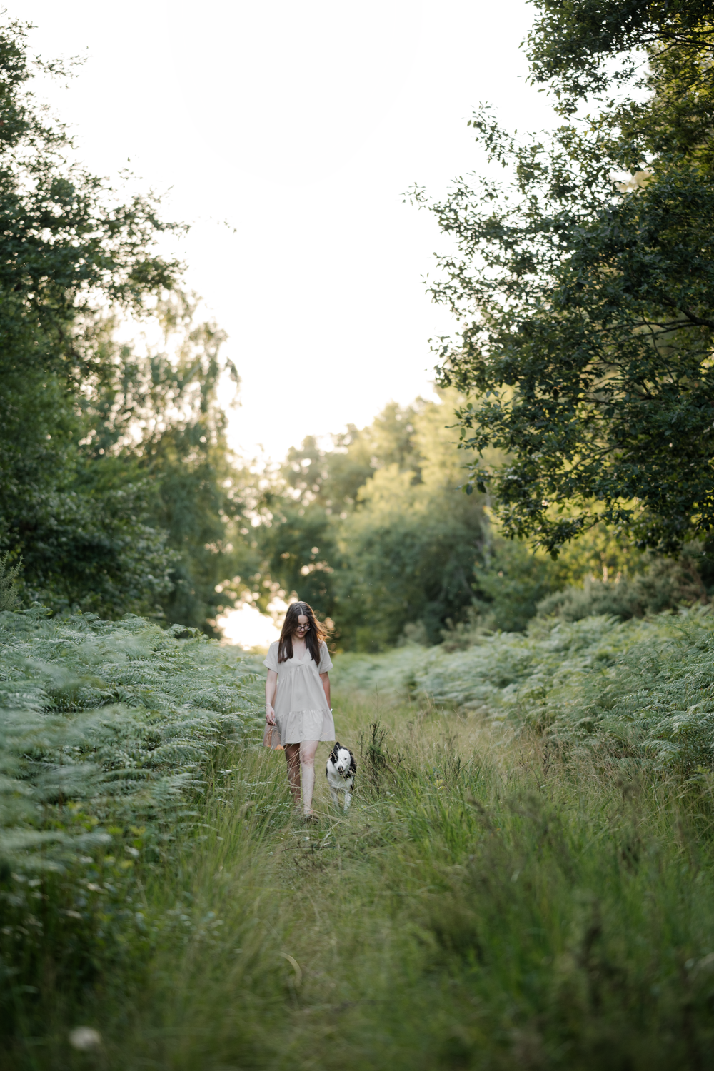 Portrait d'une femme et son chien dans la forêt