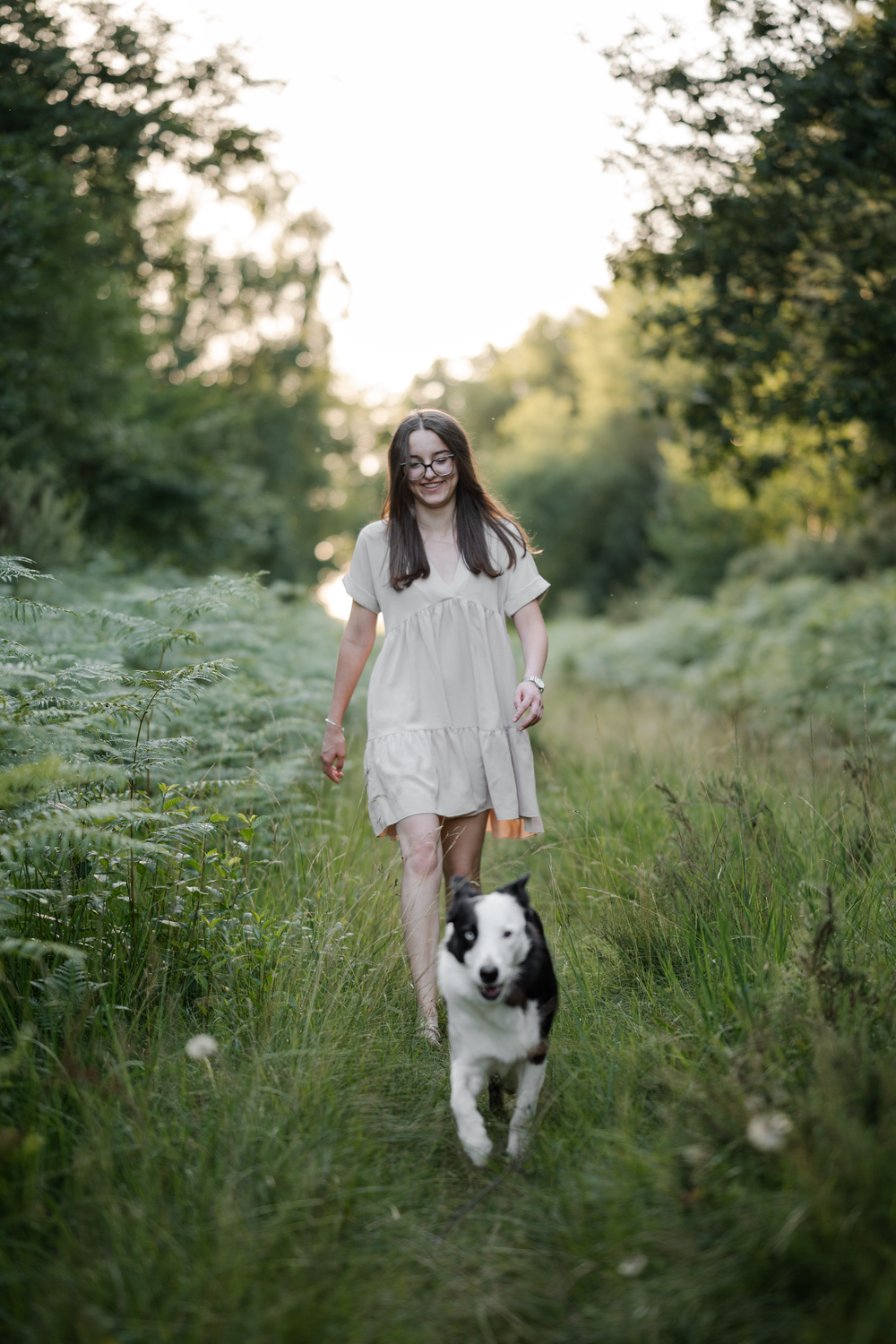 Portrait d'une femme et son chien dans la forêt