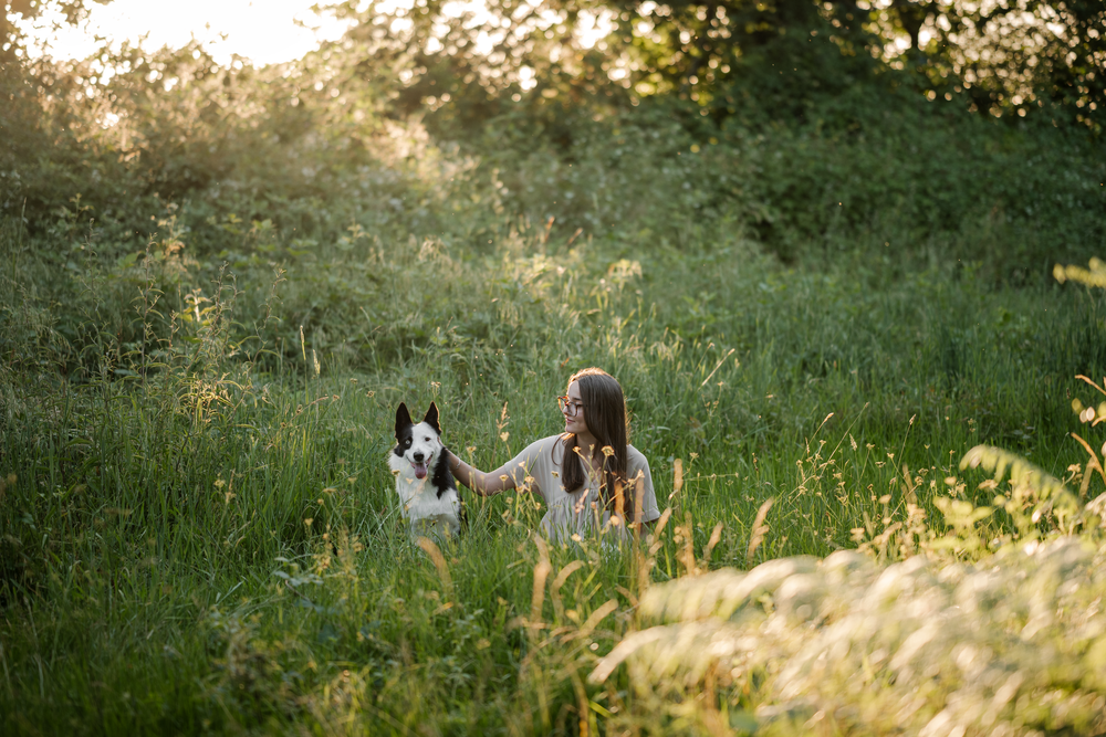 Portrait d'une femme et son chien dans la forêt