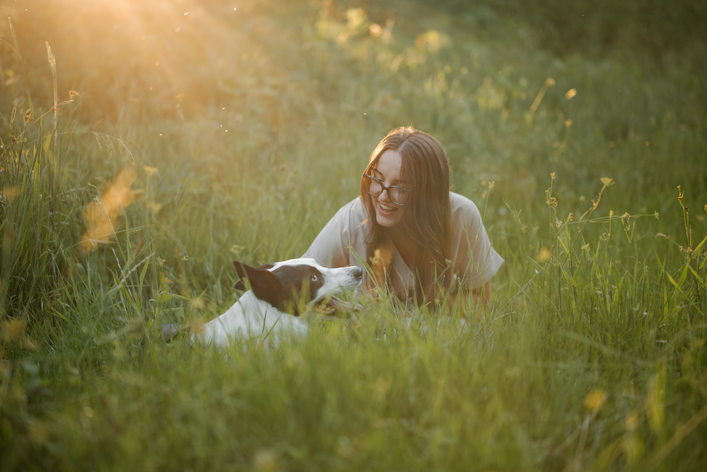 Portrait d'une femme et son chien dans la forêt