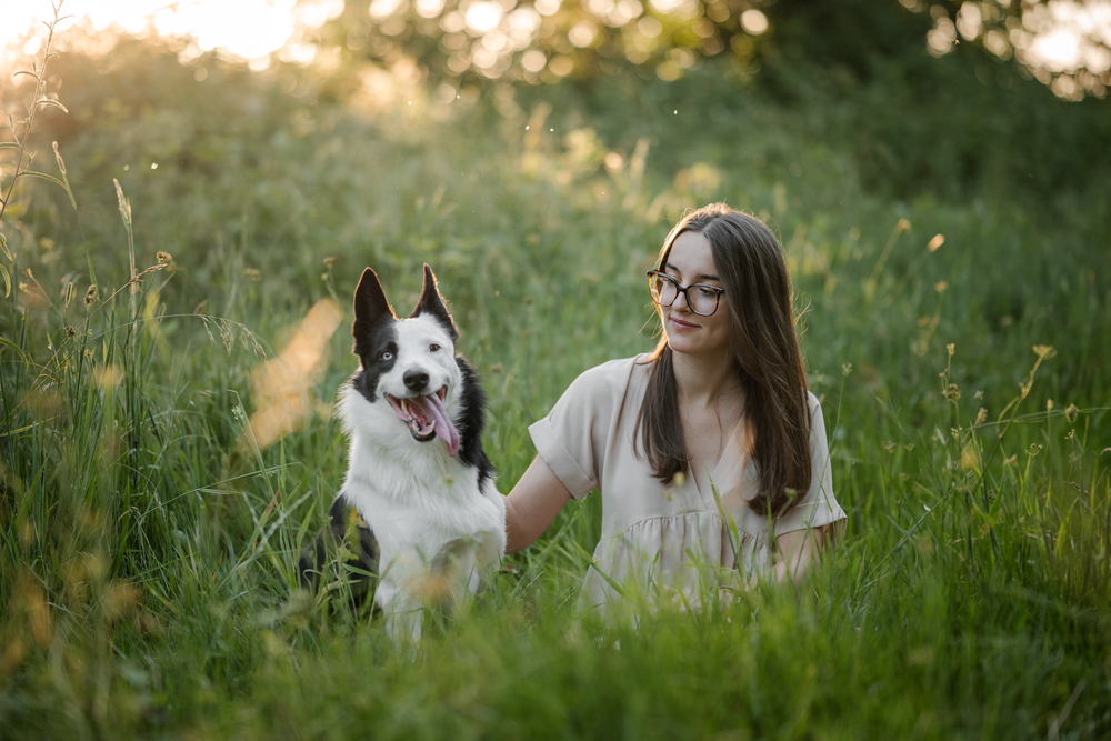 Portrait d'une femme et son chien dans la forêt au couché du soleil (sunset)