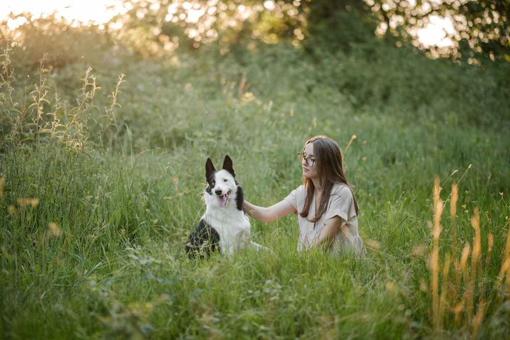 Portrait d'une femme et son chien dans la forêt au couché du soleil (sunset)