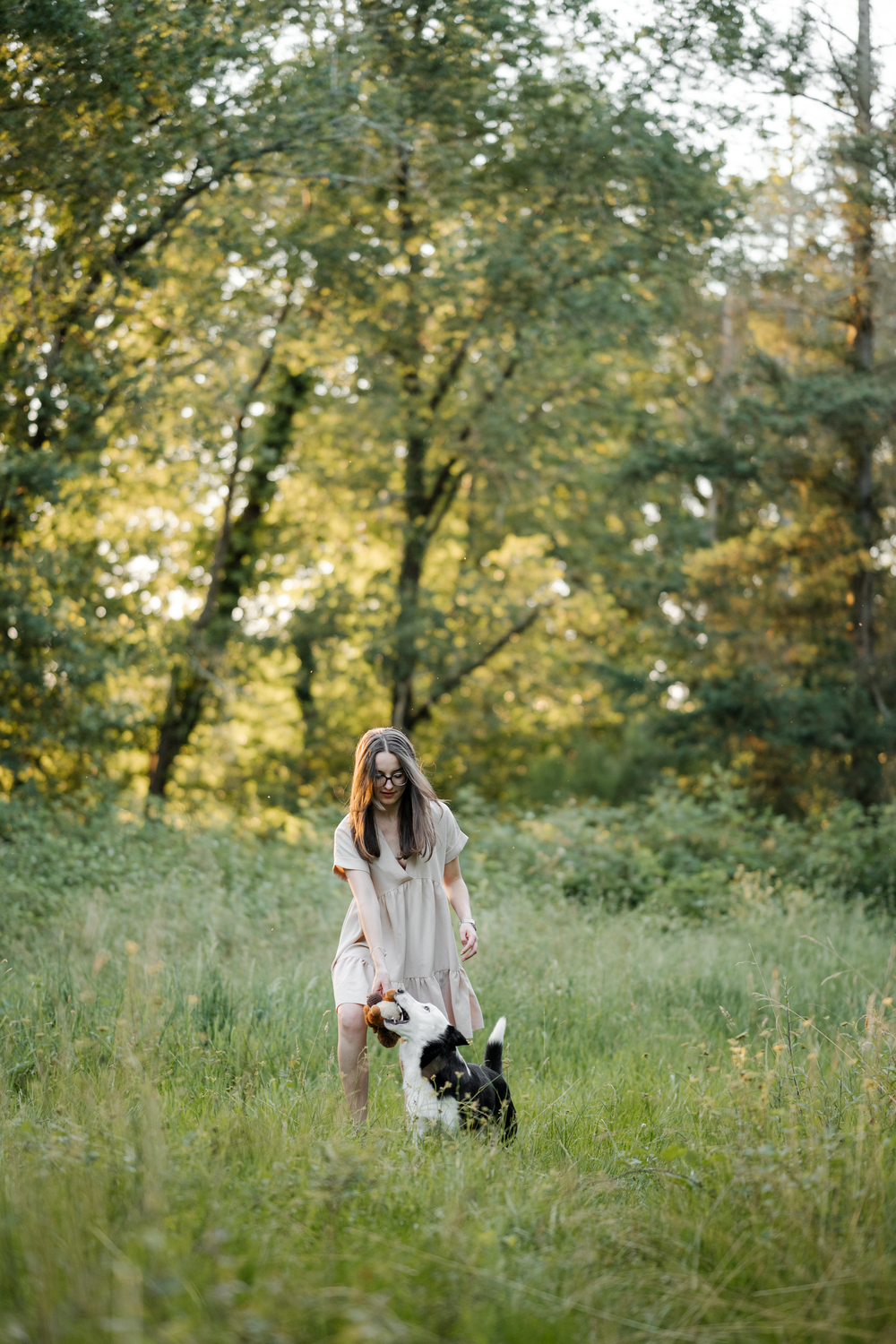 Portrait d'une femme et son chien dans la forêt au couché du soleil (sunset)