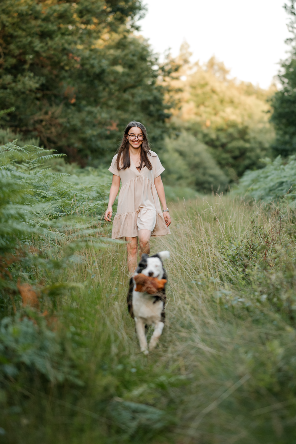 Portrait d'une femme et son chien dans la forêt au couché du soleil (sunset)