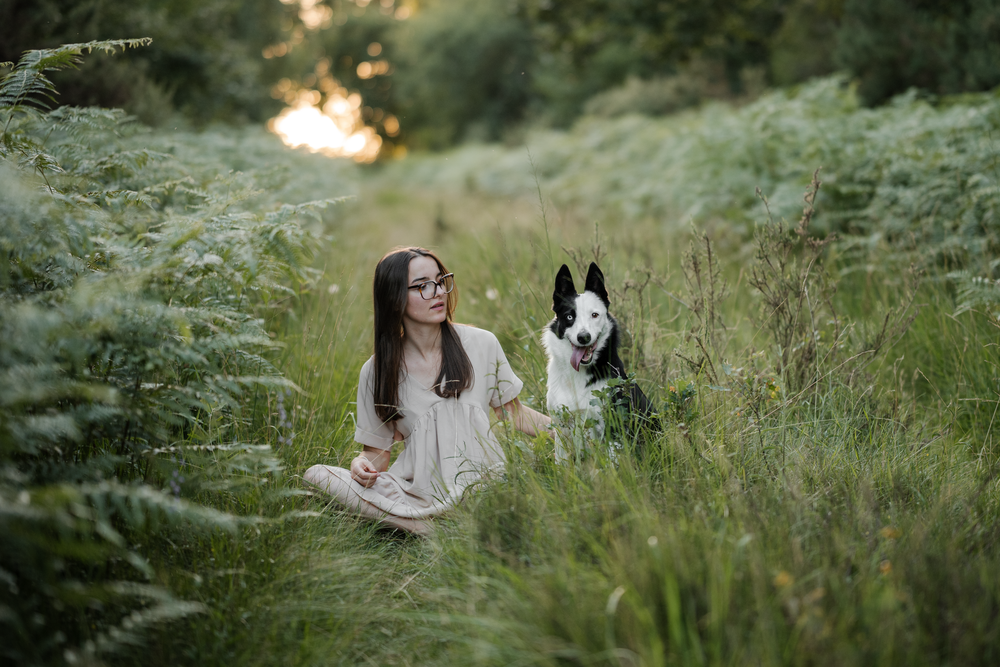 Portrait d'une femme et son chien dans la forêt au couché du soleil (sunset)