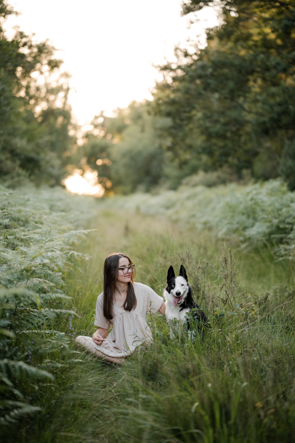 Portrait d'une femme et son chien dans la forêt au couché du soleil (sunset)