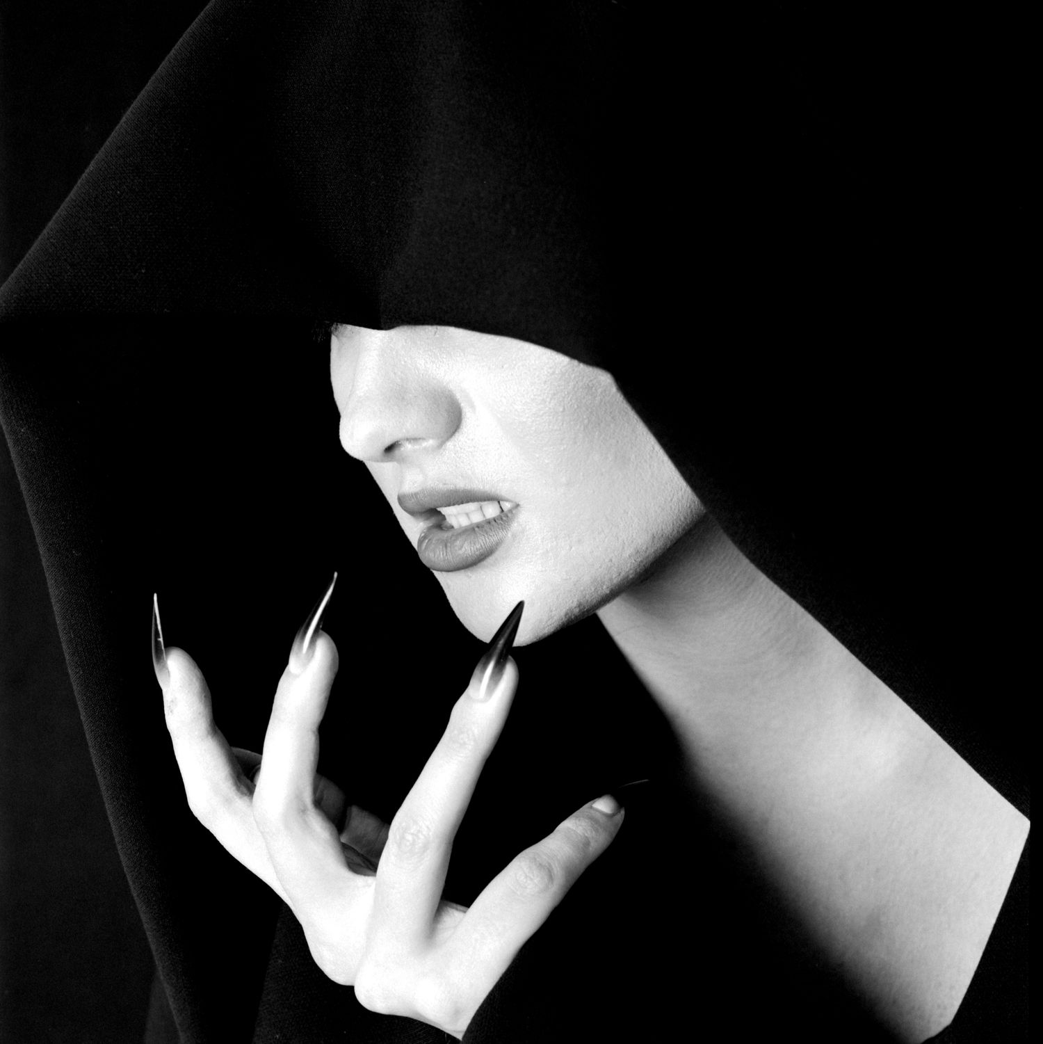 Jessica Wilcock creating a Nazgul cloaked photograph