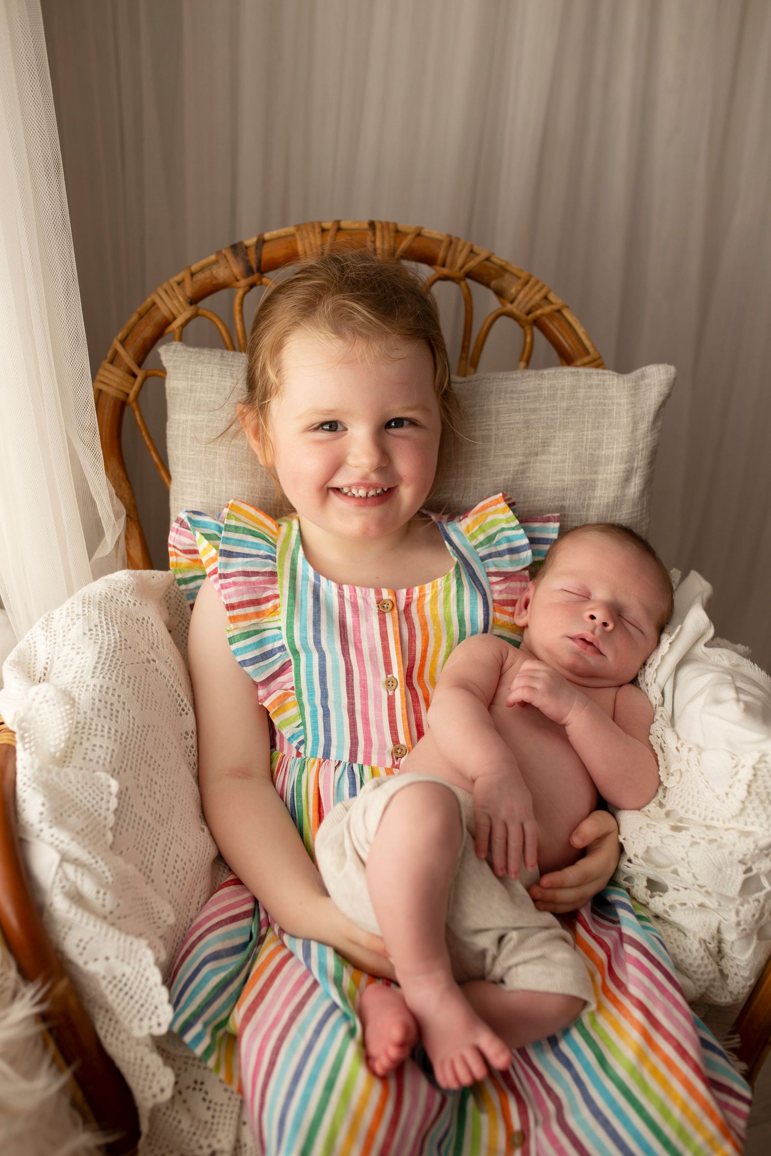 newborn baby and sibling family newborn photoshoot by little wonderland photography widnes cheshire warrington st helens runcorn liverpool