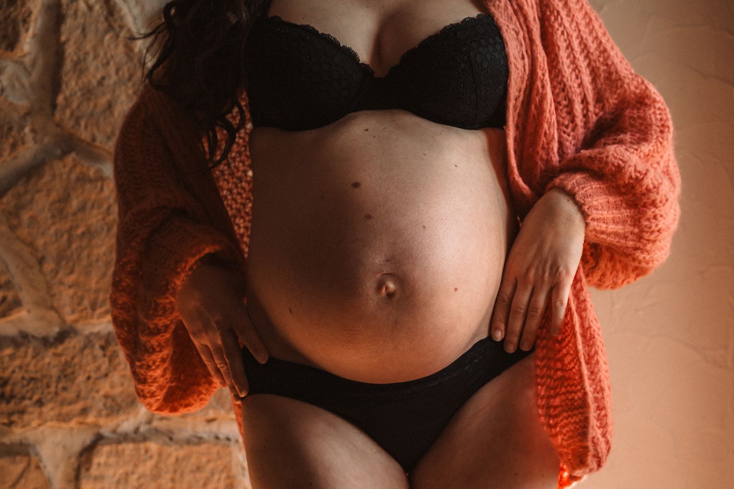 Photographie lumineuse d’une future maman au coucher du soleil, à L'Isle-sur-la-Sorgue.