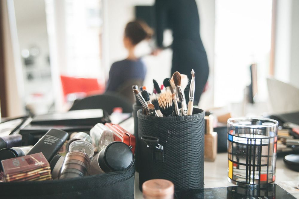 Make-up og brudeforberedelser – bryllupsfoto af Martin & Louise