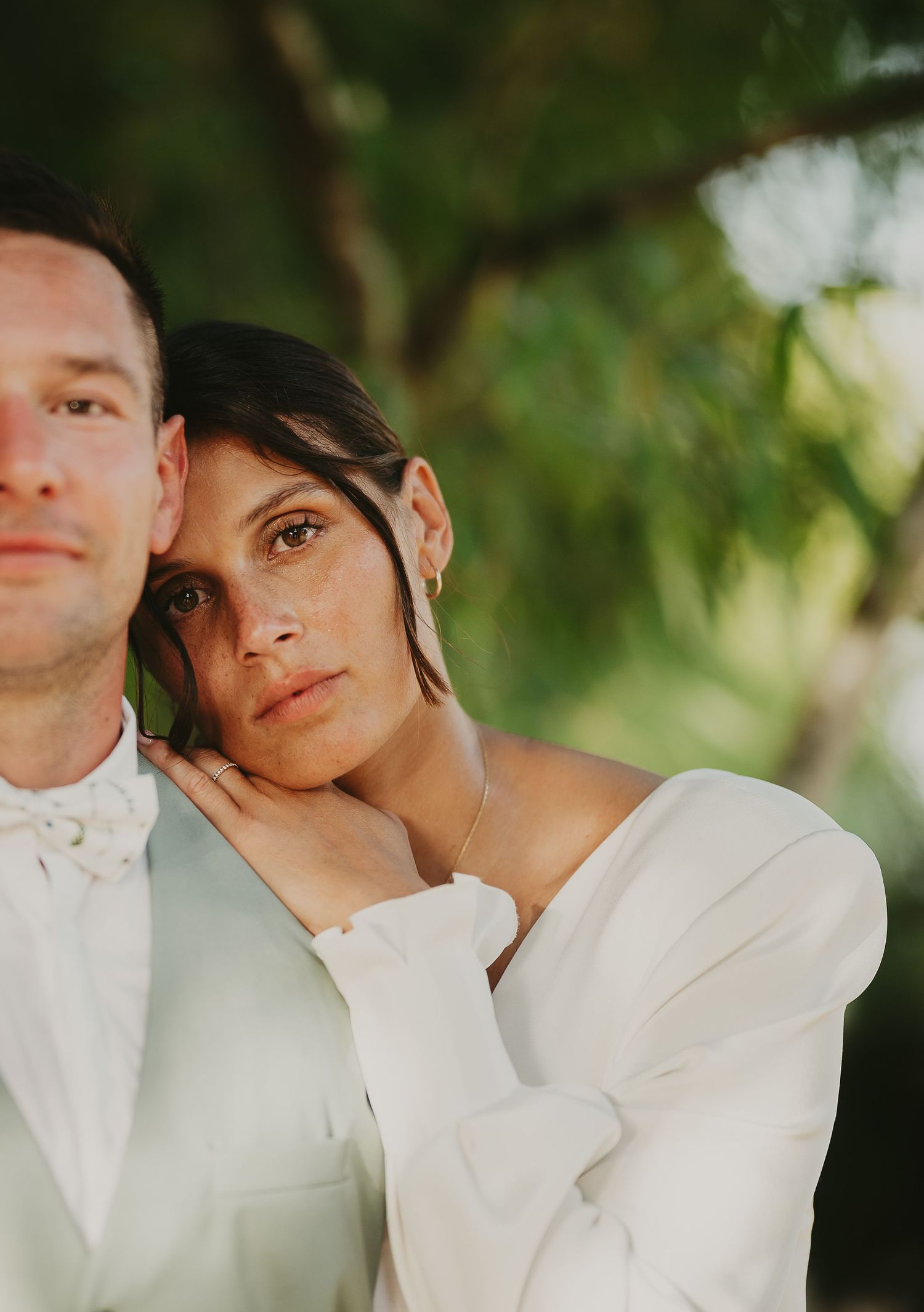 Mariée posant la tête sur l'épaule du marié, portrait de couple lors d'un mariage à Angoulême