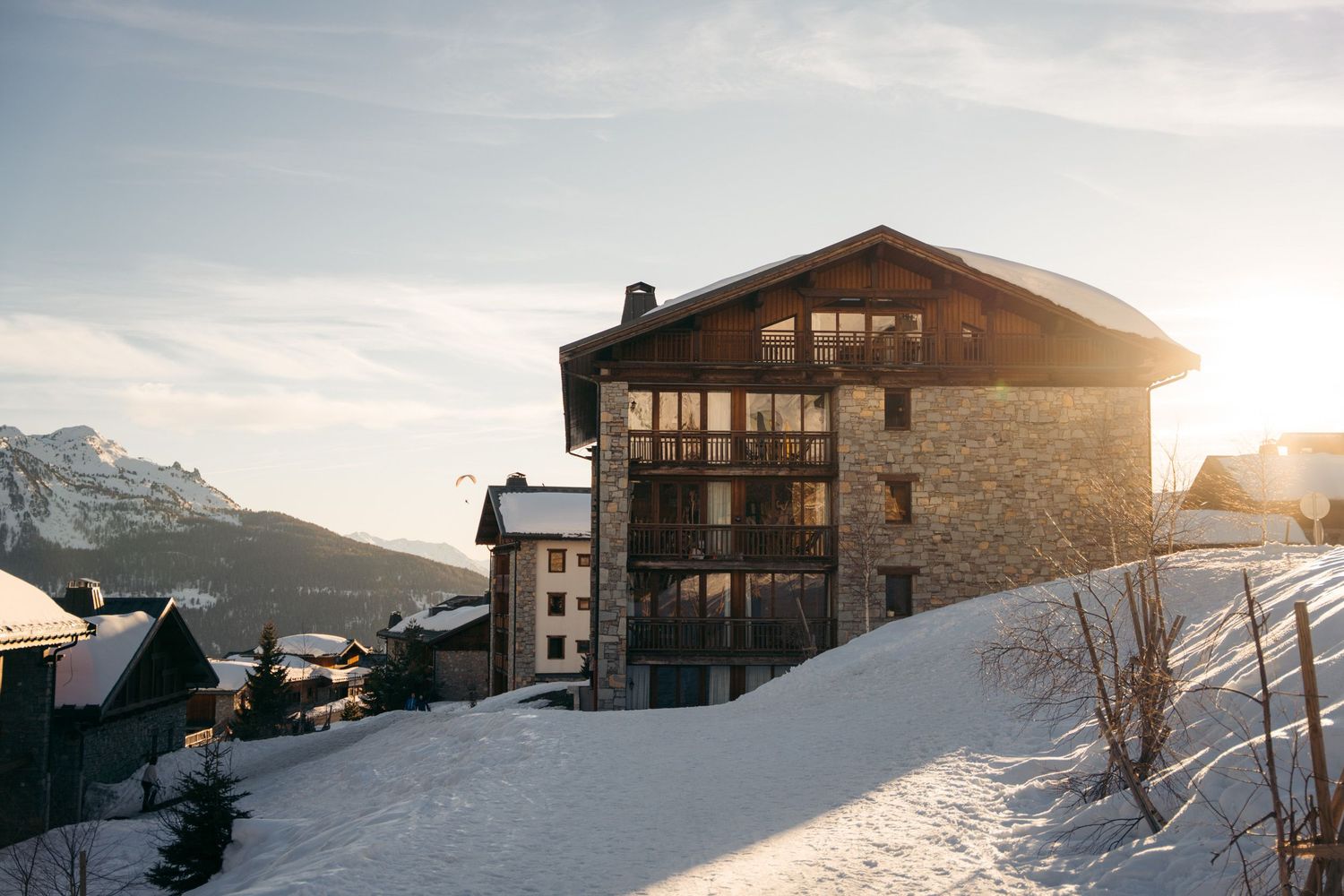 village de la Rosière au coucher du soleil en hiver avec un chalet en pierre et bois