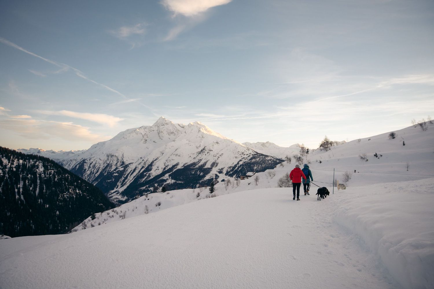 promeneurs dans la neige sur un chemin piéton raquette de la station