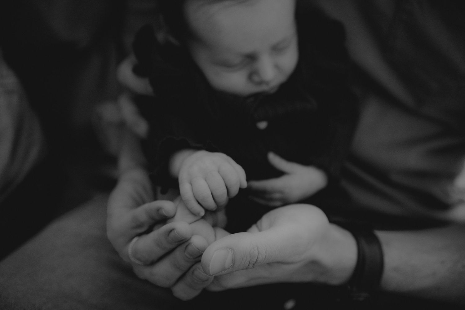 Close-up of newborn baby sleeping peacefully at home - In-home lifestyle newborn session by Gesiel Martins